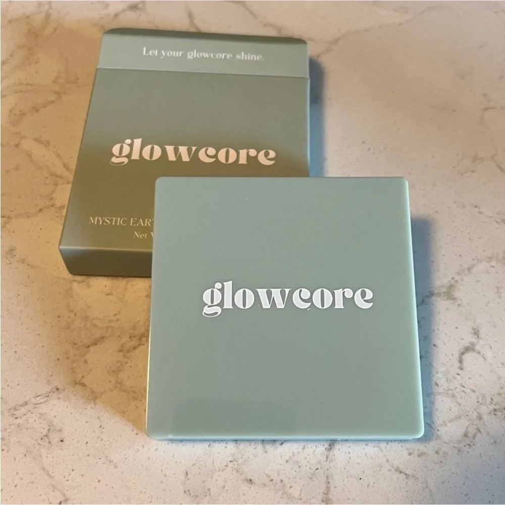 NWT Glow core Mystic Earth 9 Shades Eyeshadow Palette